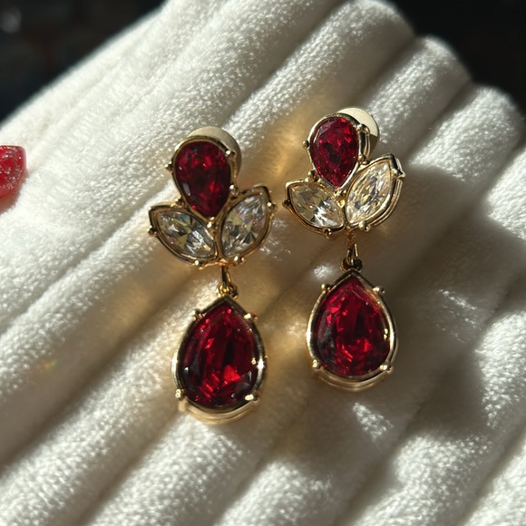 RUBY RED FANCY PEAR DROPS! SIGNED SWAROVSKI CRYSTAL GOLD DANGLE EARRINGS - Picture 6 of 12
